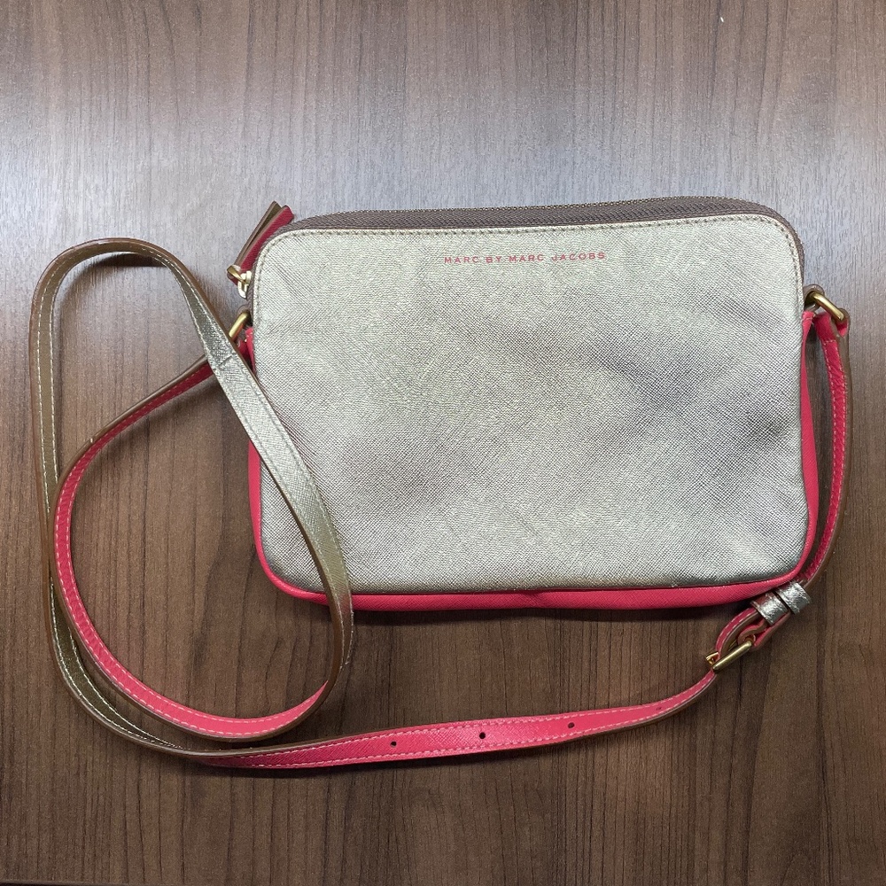 MARC BY MARC JACOBS gold and coral leather crossbody